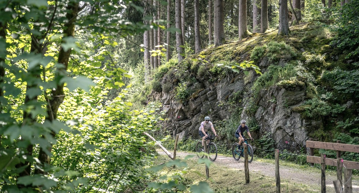 Gravelbiker an Felsformation an Kalltalsperre, © StädteRegion Aachen