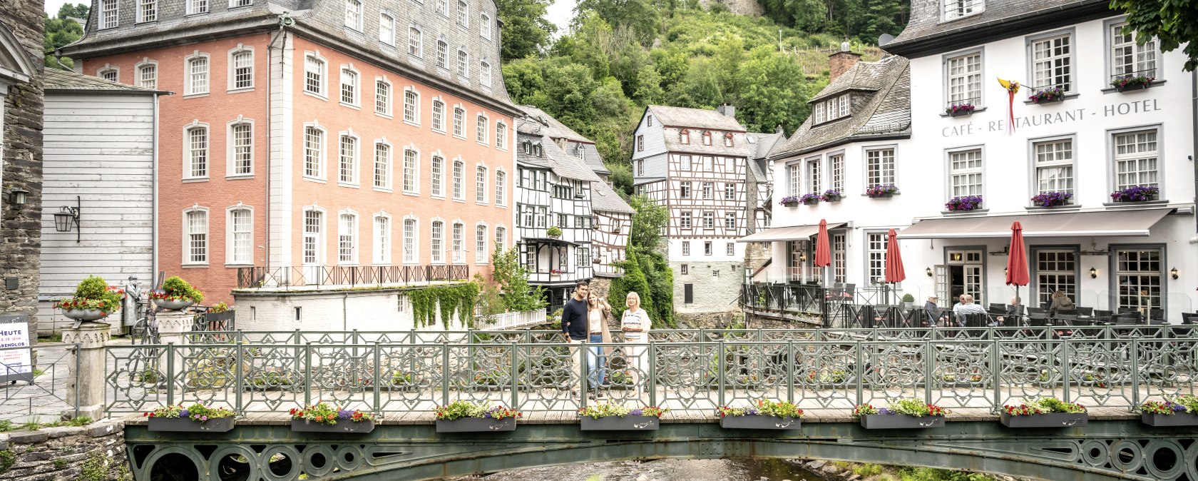 Die Rurbrücke und das Rote Haus, © Eifel-Tourismus GmbH, Dominik Ketz
