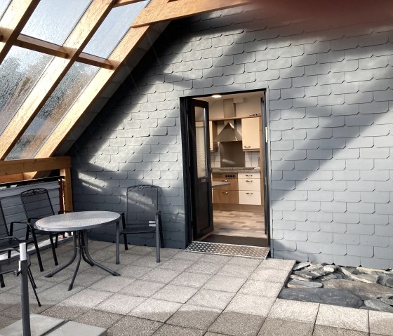 Eingang auf der teilüberdachten Terrasse