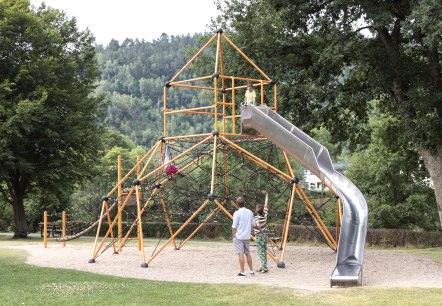 Spielplatz Einruhr Kletterpyramide, © Eifel Tourismust GmbH, Tobias Vollmer