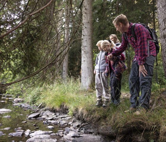 Familie am Wasser, © eifel-tourismus-gmbh_tobias-vollmer