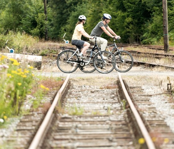 Radfahrer bei Bleisüberquerung in Raeren, © vennbahn.eu