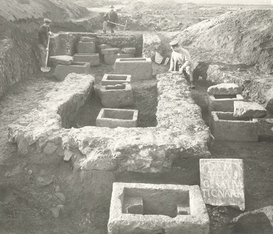 Ausgrabung an der Luxemburger Straße 1889/99: zwei römische Grabbezirke mit steinernen Aschenkisten und mit dem Grabstein des Zimmermanns Titus Gesatius, © Römisch-Germanisches Museum der Stadt Köln, Ortsarchiv