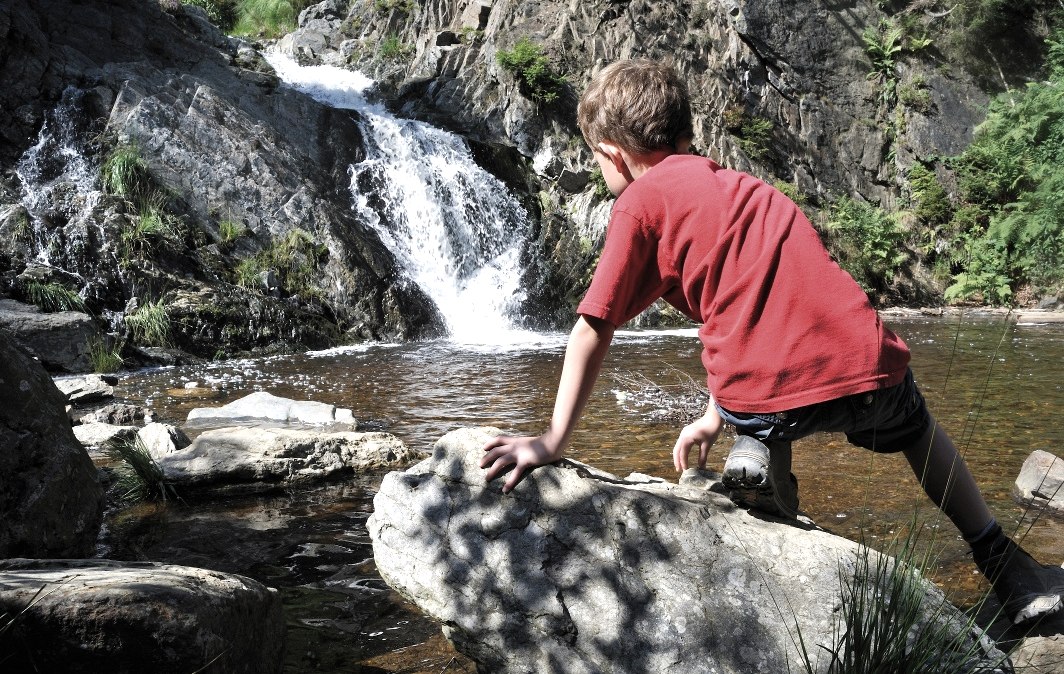 Ein Wasserfall und ein Canyoner schwarze Fluss, © Tourismusagentur Ostbelgien