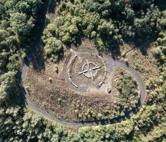 Fundamentreste und Aussicht auf der Halde Wilsberg, © Eifel Tourismus