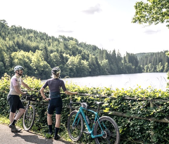 Gravelbiker an Perlenbachtalsperre, © StädteRegion Aachen