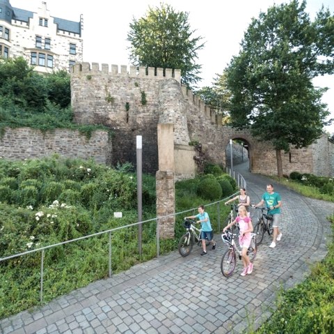 Radfahrer vor der Burg Rode, © Dominik Ketz