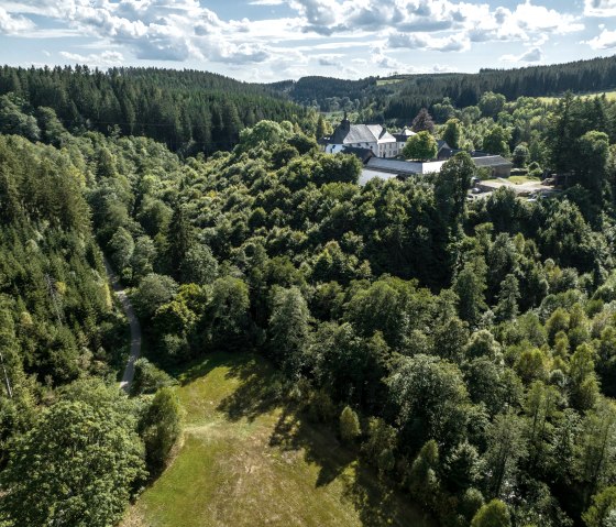 Kloster Reichenstein aus der Ferne, © Eifel Tourismus GmbH, Dennis Stratmann