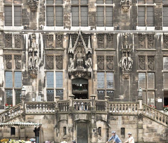 Radfaher vor dem Aachener Rathaus, © vennbahn.eu