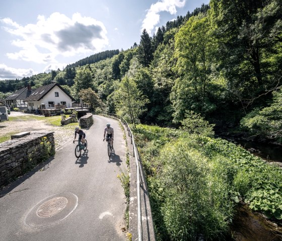 Gravelbiker Rur bei Monschau, © StädteRegion Aachen