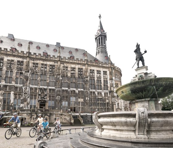 Radfahrer auf dem Aachener Marktplatz, © vennbahn.eu