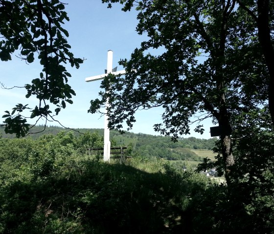 Weißes Kreuz in Dedenborn, © Helmut Kaulard