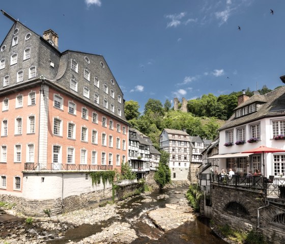 Frühstück an der Rur mit Blick auf das Rote Haus, © Eifel-Tourismus GmbH, Dominik Ketz