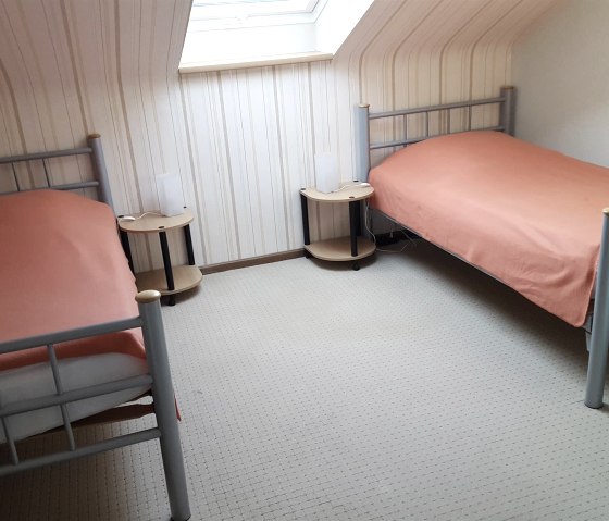 Schlafzimmer mit zwei Einzelbetten