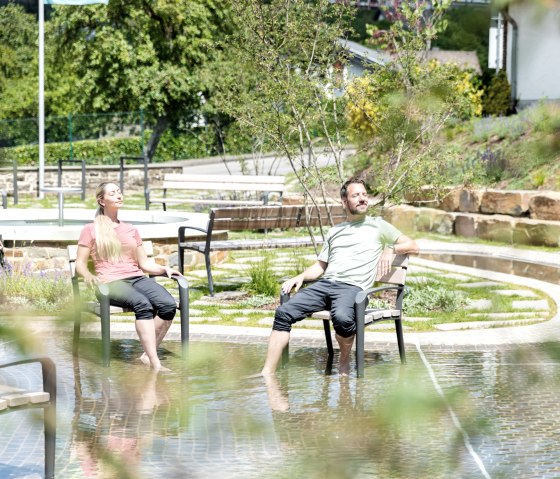 Entspannte Rast im Wassergarten Einruhr, © Eifel Tourismus GmbH, AR-shapefruit AG