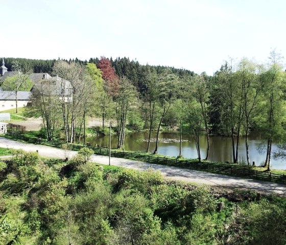 Kloster Reichenstein mit Fischweiher, © Tourismusagentur Ostbelgien