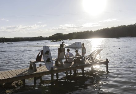 Wassersport am Badesee Gürzenich, Düren, © Eifel Tourismus GmbH, Tobias Vollmer-gefördert durch REACT-EU