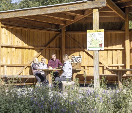 Picknick in der Raststation Kölschkier, © Eifel Tourismus GmbH, Tobias Vollmer - finanziert durch REACT-EU