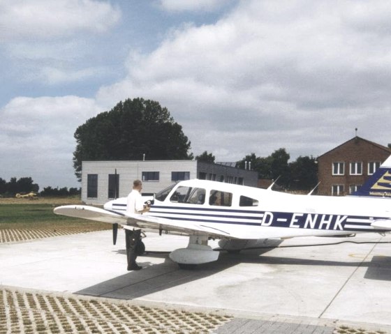 Flugzeug vor Hangar, © Unbekannt