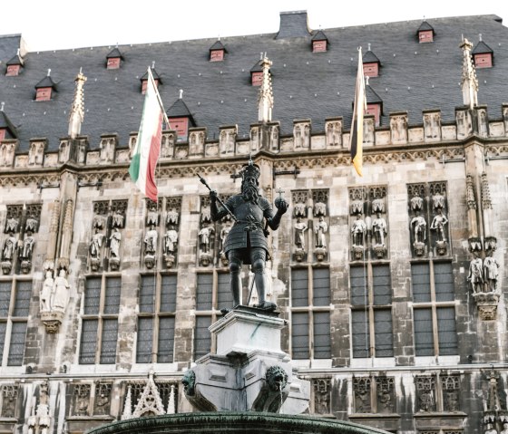 Karlsbrunnen Aachen mit Rathaus, © Hannah Gatzweiler