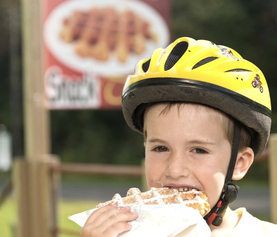 Child with a waffle in Kalterherberg, © vennbahn.eu