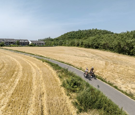 durch Felder auf dem Bahntrassenradweg, © StädteRegion Aachen