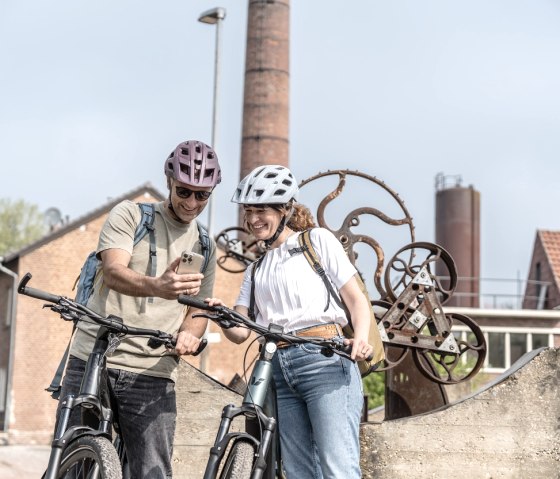 Radfahrer an Tuchfabrik Aachen in der Soers, © Eifel Tourismus GmbH