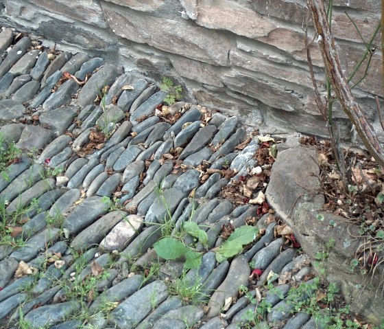 Courtyard paving made from Rurkiesel stones, © StädteRegion Aachen