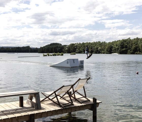 Wasserski am Badesee Gürzenich, © Eifel Tourismus GmbH, Tobias Vollmer-gefördert durch REACT-EU