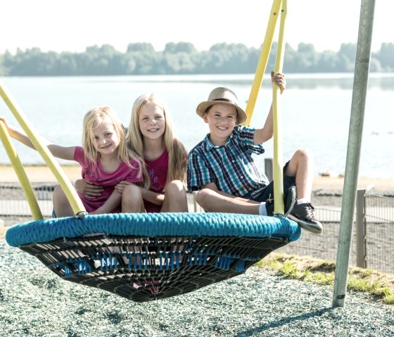 Children at Blaustein Lake, © StädteRegion Aachen