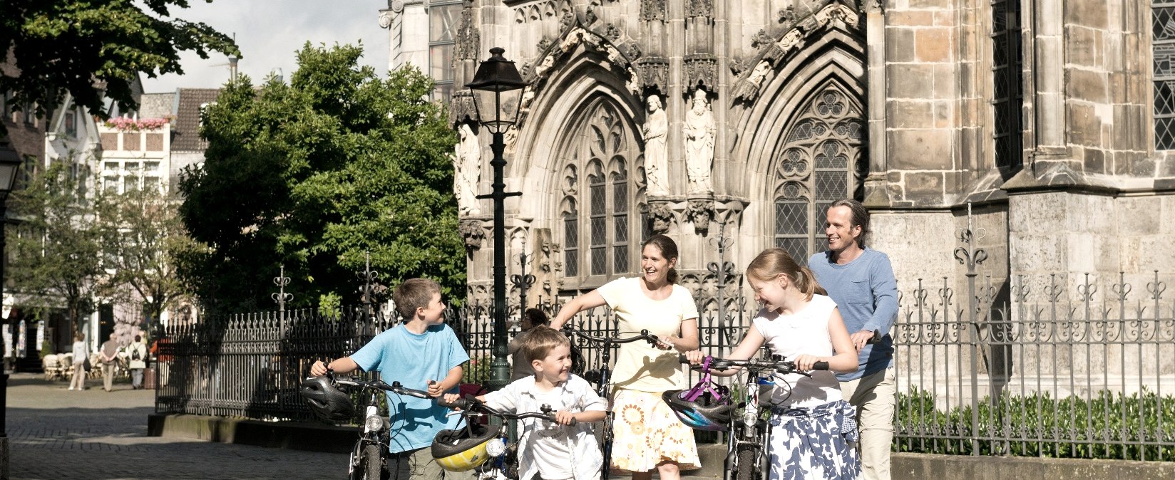 Radfahrer vor dem Aachener Dom, © StädteRegion Aachen