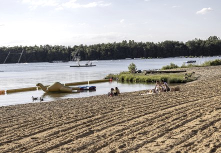 Sandstrand am Badesee Gürzenich, © Eifel Tourismus GmbH, Tobias Vollmer-gefördert durch REACT-EU