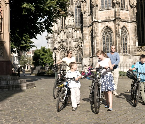 Familie am Aachener Dom, © vennbahn.eu