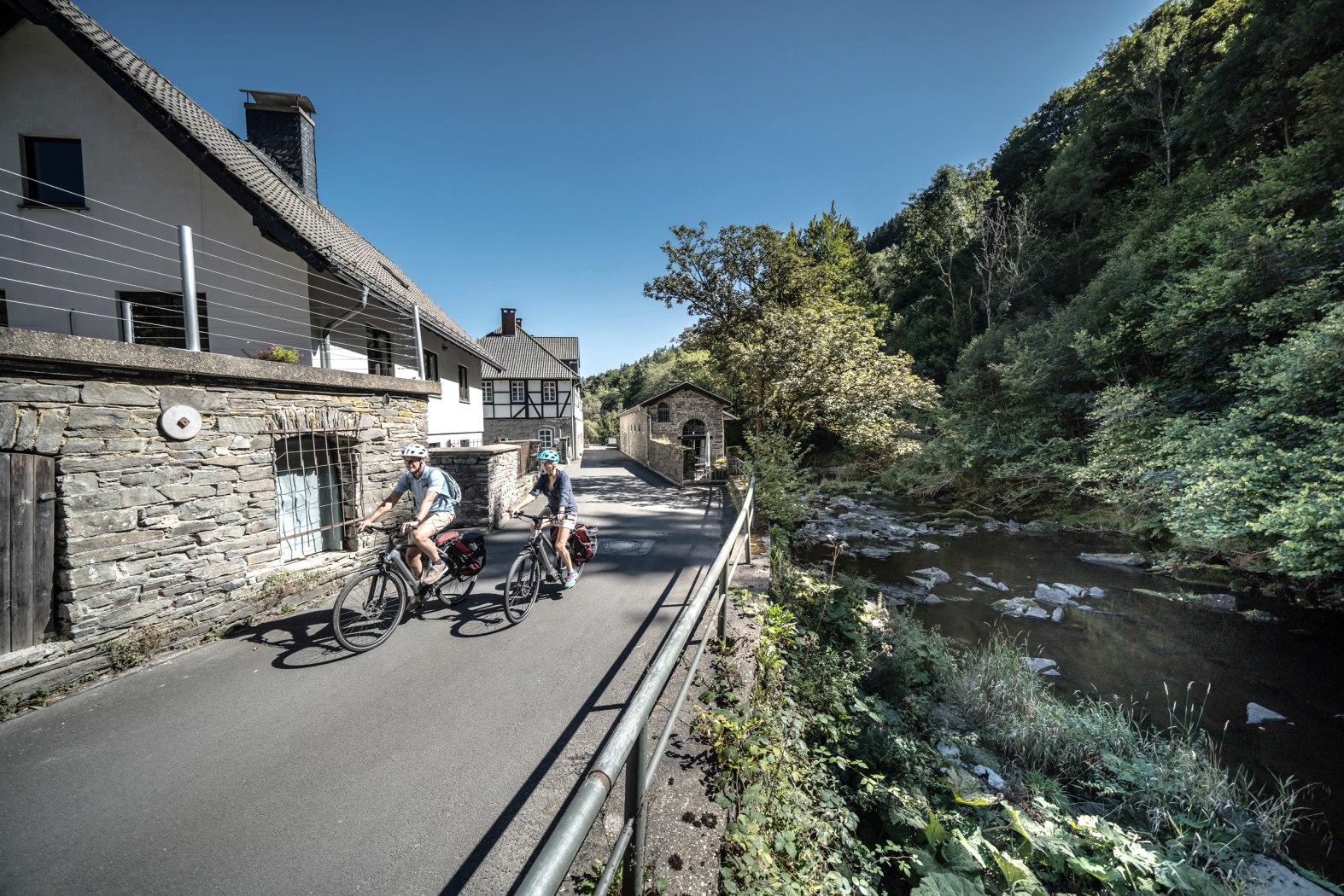 RurUfer-Radweg bei Monschau, © Eifel Tourismus GmbH; Foto: Dennis Stratmann