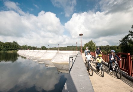 Radfahrer am See in Bütgenbach, © vennbahn.eu