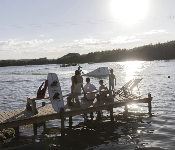 Wassersport am Badesee Gürzenich, Düren, © Eifel Tourismus GmbH, Tobias Vollmer-gefördert durch REACT-EU