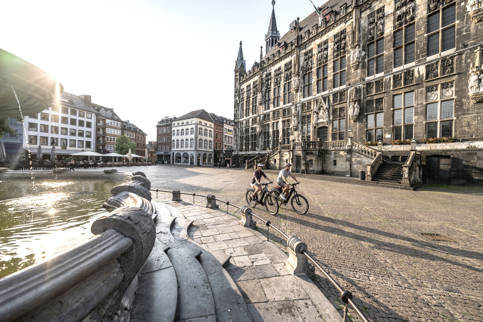 Rathaus und Karlsbrunnen, © Städteregion Aachen; Foto: Dennis Stratmann