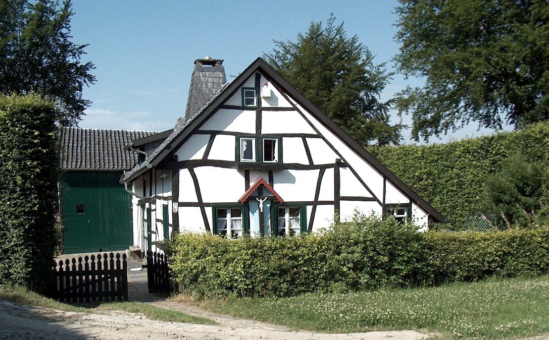 von prächtigen Schutzhecken umgebenes Fachwerkhaus, © StädteRegion Aachen