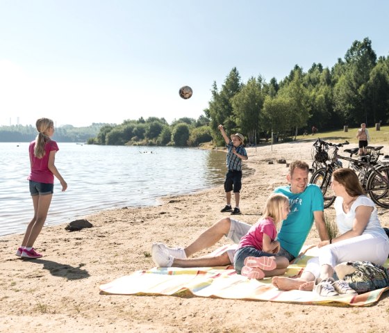 Family at Blaustein Lake, © StädteRegion Aachen
