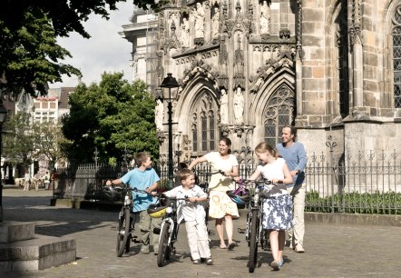 Radfahrer vor dem Aachener Dom, © StädteRegion Aachen