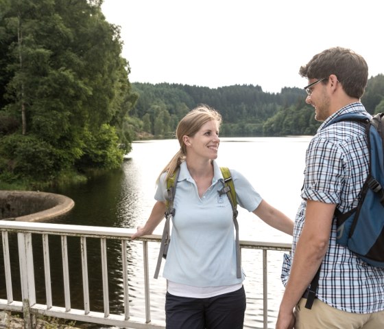 Hikers at the Kalltalsperre dam, © StädteRegion Aachen