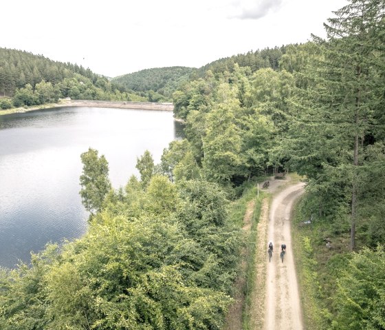 Gravelbiker an Kalltalsperre, © StädteRegion Aachen