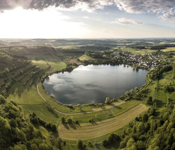 Kraftvolle Vulkanlandschaft am Schalkenmehrener Maar - Eifelsteig, © Eifel Tourismus GmbH, D. Ketz