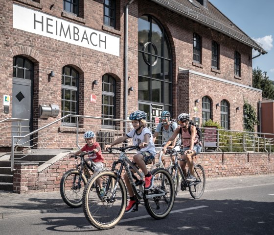 Radfahrer am Bahnhof Heimbach, © Grünmetropole e.V.