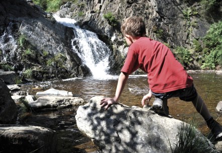 Ein Wasserfall und ein Canyoner schwarze Fluss, © Tourismusagentur Ostbelgien