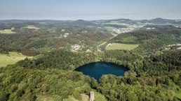 Blick auf das Gemündener Maar und Dronketurm, © Eifel Tourismus GmbH, D. Ketz