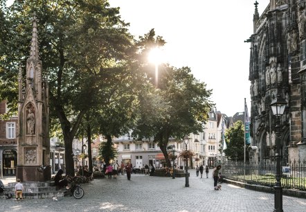 Münsterplatz Aachen mit Brunnen, © Hannah Gatzweiler