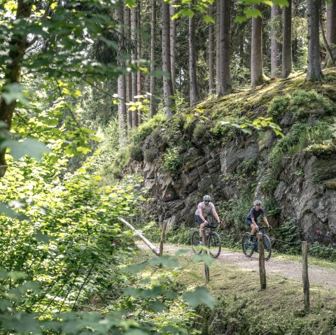 Gravelbiker an Felsformation an Kalltalsperre, © StädteRegion Aachen