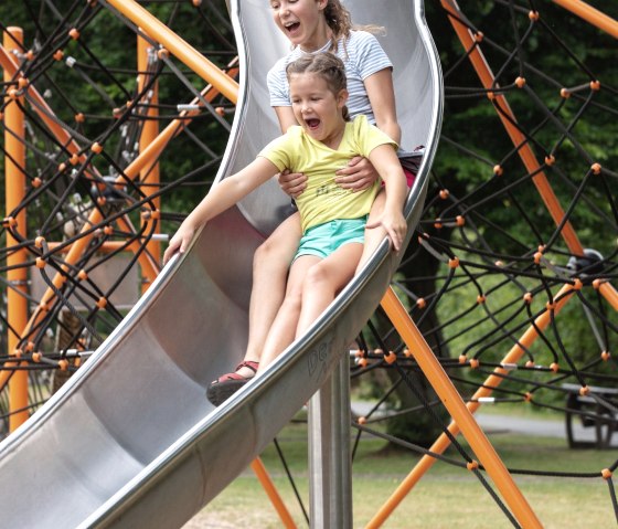 Rutschspaß auf dem Spielplatz, © Eifel Tourismus GmbH, Tobias Vollmer