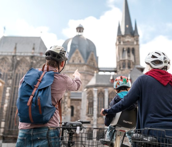 Radfahrer vor Aachener Dom, © StädteRegion Aachen